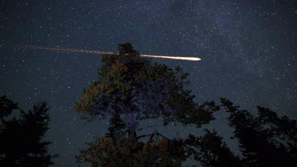 Em dias de céu noturno claro, pode ser possível que você veja um deles entrando em combustão. 