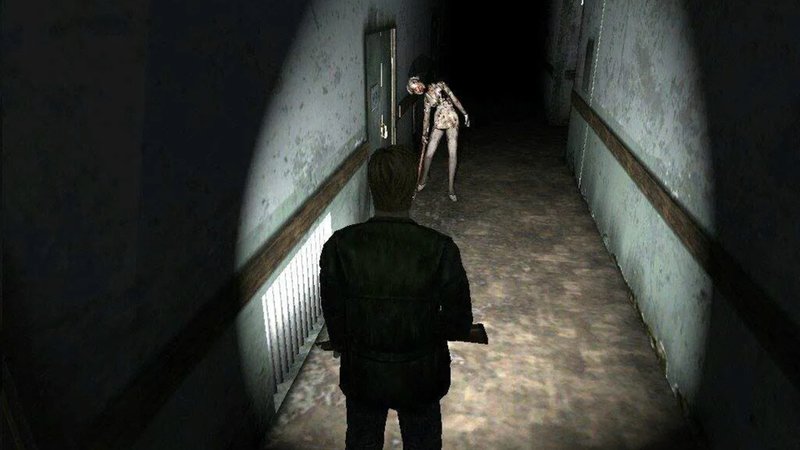 Silent Hill 2 tem uma atmosfera opressiva que evoca sentimentos de vulnerabilidade nos jogadores.