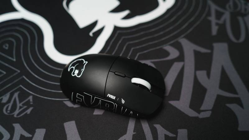Mouse tem um design audaz com o símbolo da organização.