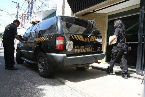 A Polícia Federal cumpre 19 mandados de busca e apreensão e três mandados de prisão temporária.