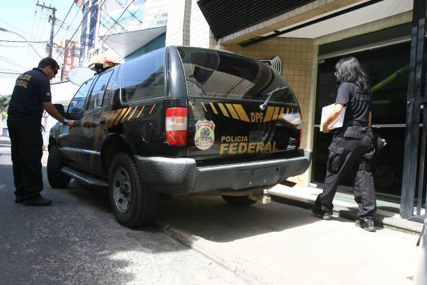A Polícia Federal cumpre 19 mandados de busca e apreensão e três mandados de prisão temporária.