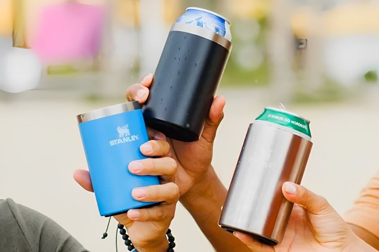 O Can Cooler Stanley está disponível em três cores