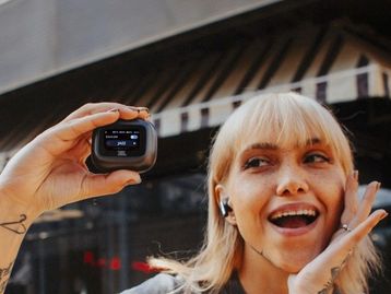 JBL lança fones Live Beam e Buds 3 com 48h de bateria e estojo touch