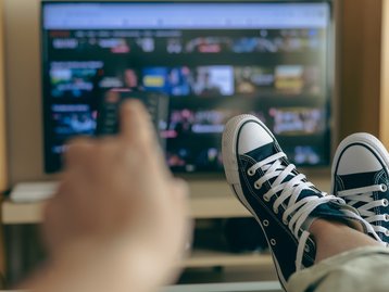 YouTube supera Netflix e Disney+ e é o streaming mais visto em TVs nos EUA