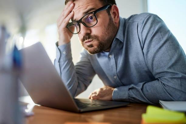 Muitas das vezes o risco preto na tela do notebook é criado por uma falha de um software