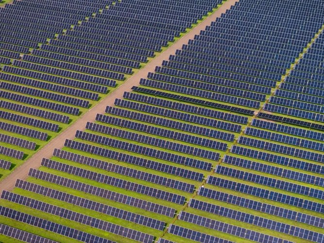 Uma das fazendas de energia solar em Becker.