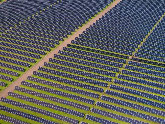 Uma das fazendas de energia solar em Becker.