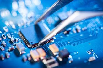 A CPU define o desempenho de processamento e o chipset influencia a comunicação e compatibilidade do sistema.