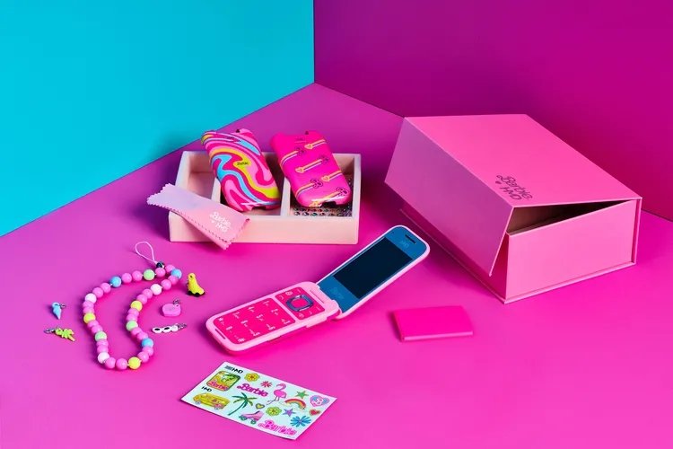 O Barbie Phone vem direto da caixa com vários acessórios da Barbie.