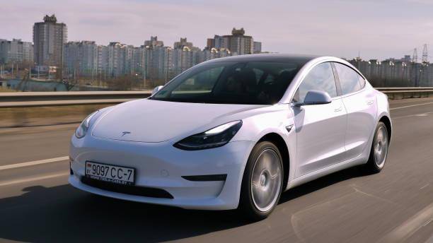 No artigo publicado em 2016, a Tesla prometeu que todos os carros produzidos daquele ano em diante seriam 100% autônomos no futuro.