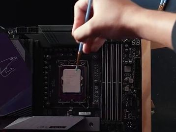 Cooler Master usa pasta térmica para pintar processador; confira