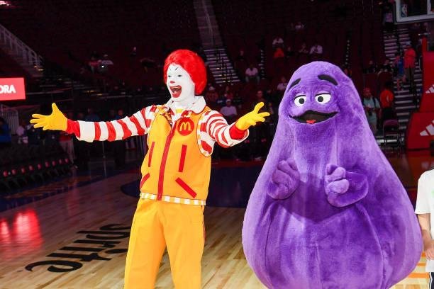 O personagem Grimace, cuja imagem foi usada no golpe, ao lado do Ronald McDonald.