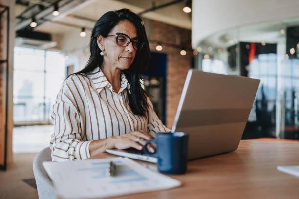 Laptops with Intel Core i7 processors offer the best performance in the workplace. (Source: GettyImages/Reproduction)