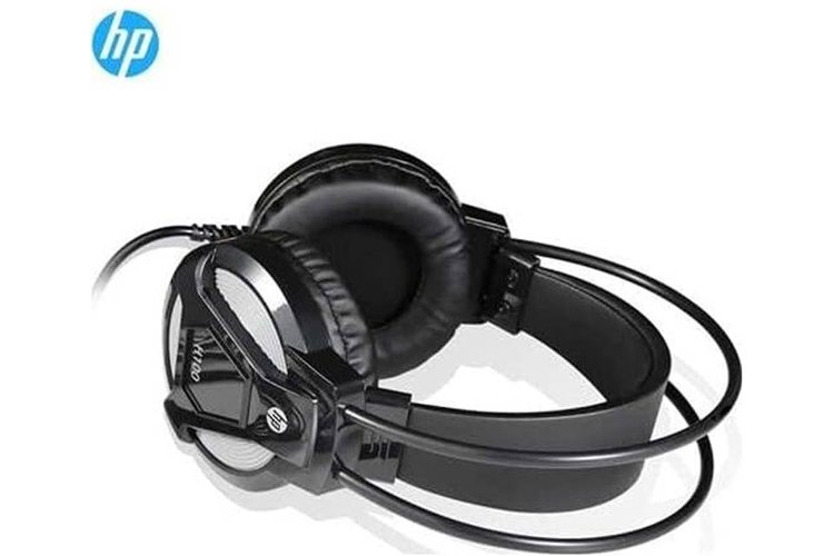 O cabo de 220cm do Headset Gamer HP H100 não prejudica a mobilidade do jogador.