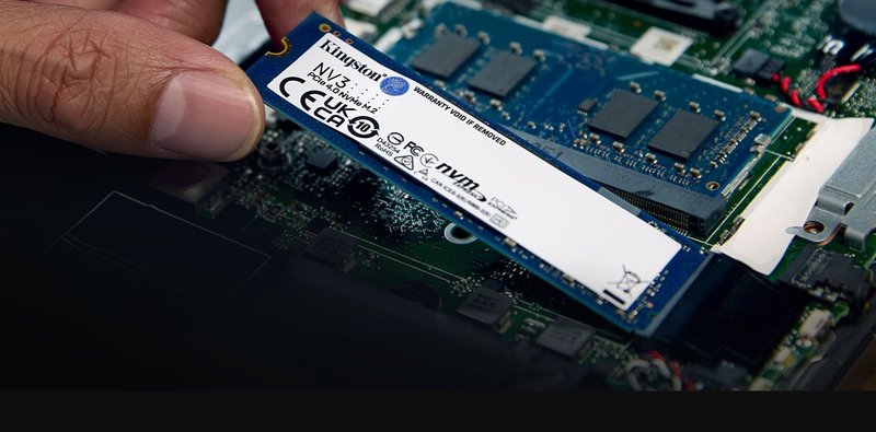 O formato compacto facilita a instalação do SSD em computadores compactos.