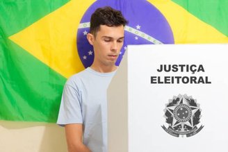 Celulares podem entrar na sala de votação apenas para apresentar o E-Título ao mesário. (Fonte: GettyImages/Reprodução)