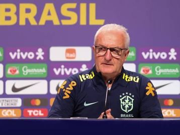 Dorival Júnior tem WhatsApp clonado e golpista pede dinheiro a Galvão Bueno