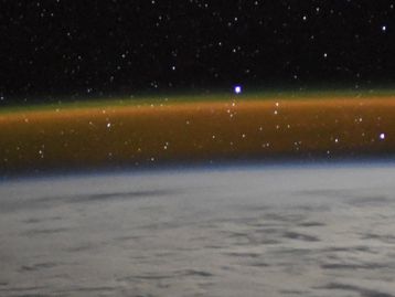 Por que a Terra brilha quando vista do espaço? A ciência responde!