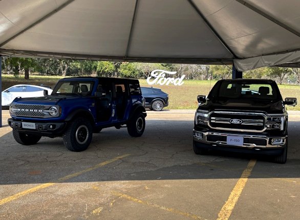 Uma unidade do Bronco estava exposta ao lado de um F-150 reestilizado.