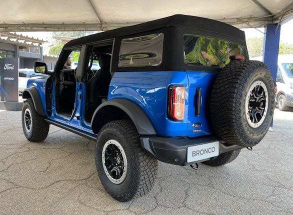 O Bronco exposto veio na cor Velocity Blue e alguns opcionais inclusos.