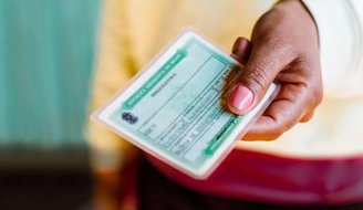 É preciso ter em mãos seu documento oficial com foto para poder votar. (Fonte: GettyImages / Reprodução)