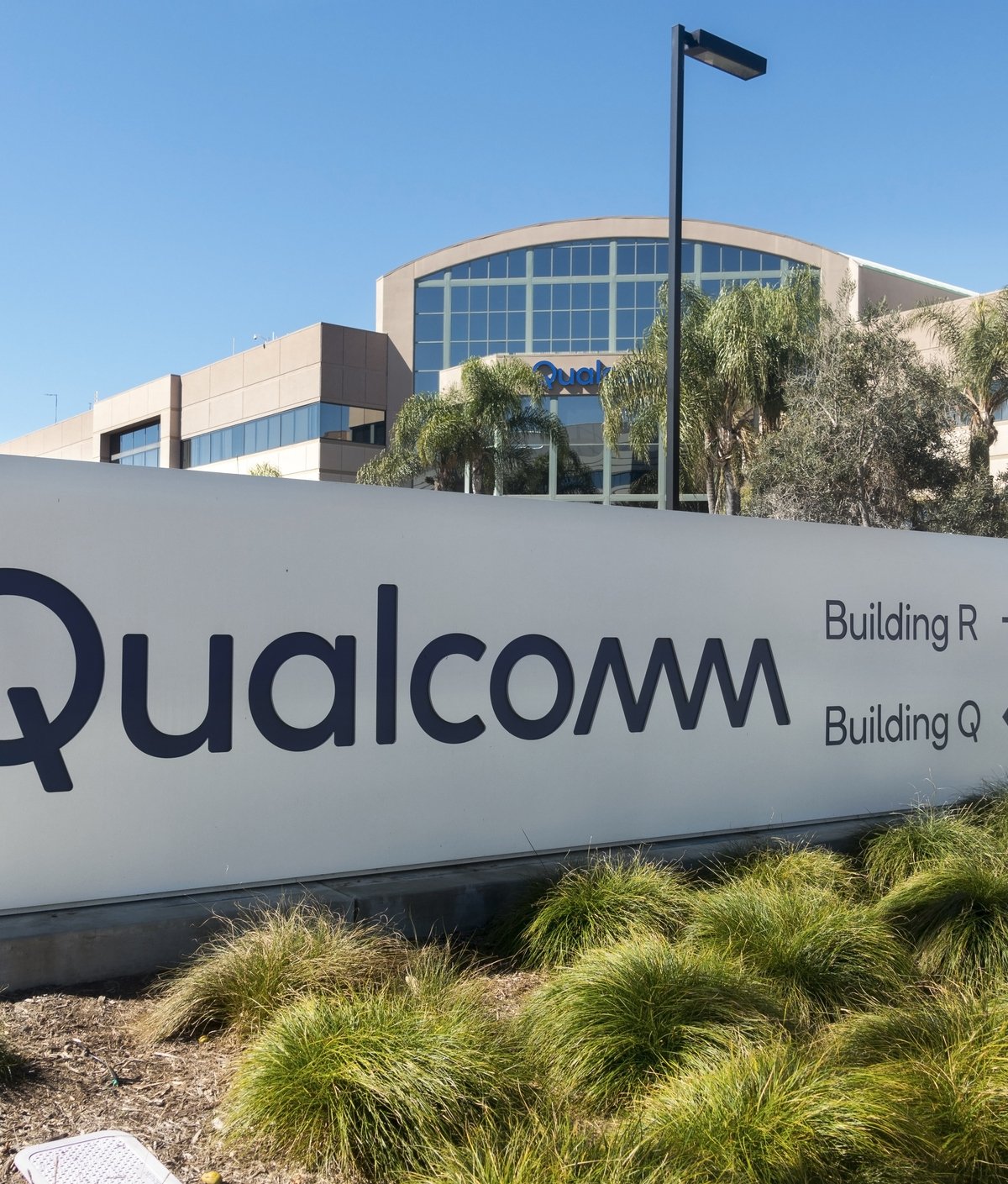 Qualcomm Considers Buying Part of Intel’s Chip Business