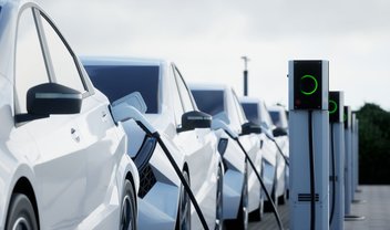 Vendas de híbridos e elétricos passarão carros a combustão até 2030 no Brasil , diz associação