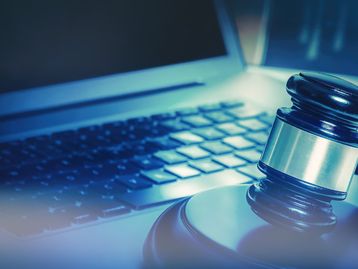 Apple e Google são multados em R$ 95 bilhões após perderem processos