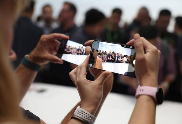 A principal novidade do iPhone 16 talvez seja o Controle de Câmera, o novo botão tátil da lateral.