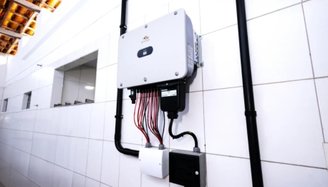 Um inversor controla e distribui a energia por uma residência.