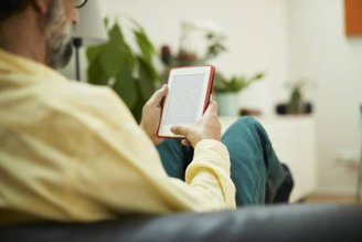 Ler livros em outras línguas é uma das formas mais interessante de aprendê-las. (Fonte: GettyImages / Reprodução)