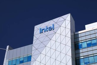 A Intel busca novas parcerias para ocupar as suas fábricas de chips.