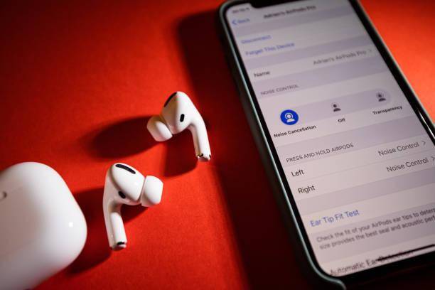 Promoção das Casas Bahia tem iPhones e AirPods com preço reduzido e pagamento em até 10x sem juros.