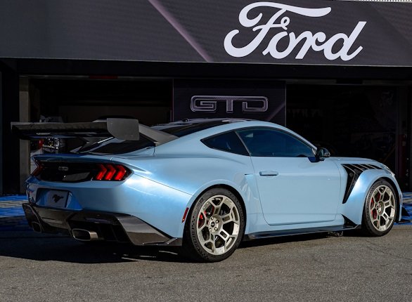 Aerodinâmica ativa, carroceria alargada, rodas de magnésio... está longe de ser um Mustang qualquer.