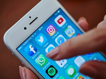 Comunidades do WhatsApp ganham mais recursos e até transferência de poder