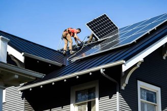 Maior eficiência do inversor solar significa melhor aproveitamento da energia gerada pelos painéis fotovoltaicos em sua casa.