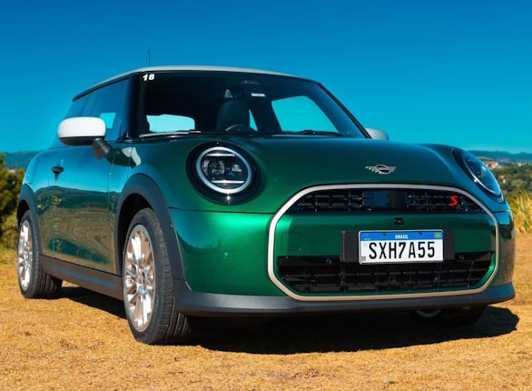 Nova geração do clássico MINI Cooper chegou ao Brasil recentemente.