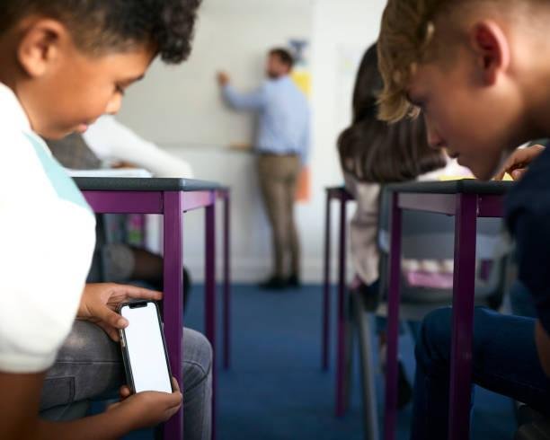 A proibição dos celulares durante as aulas valerá em todo o Brasil.