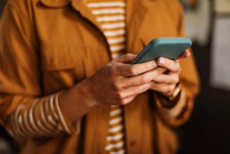 When choosing your mobile phone's screen, you need to consider some factors. (Source: GettyImages / Reproduction)