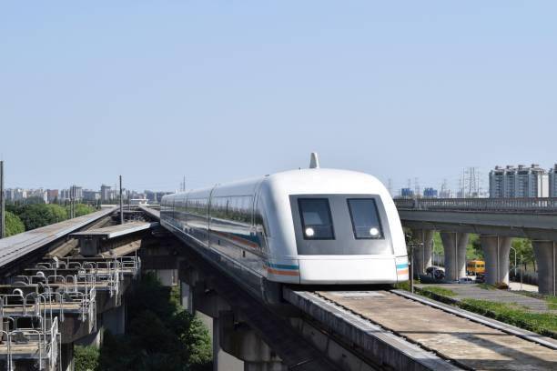 MagLev: trem de levitação magnética. 