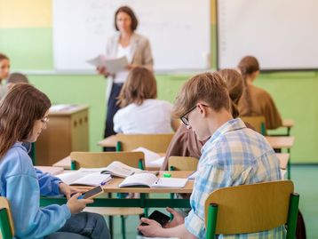 Governo vai apresentar projeto para proibir celulares em sala de aula