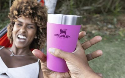 Copo Stanley a partir de R$ 87 na Amazon; veja lista de opções em oferta