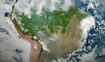 Novas imagens de satélite mostram Brasil 'menos verde' e com mais fumaça