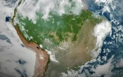 Novas imagens de satélite mostram Brasil 'menos verde' e com mais fumaça