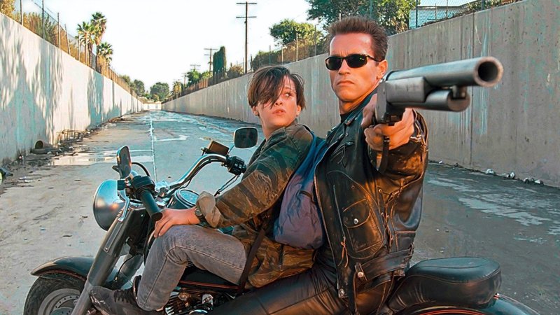 Edward Furlong, como John Connor, e Arnold Schwarzenegger, como o modelo T-800.