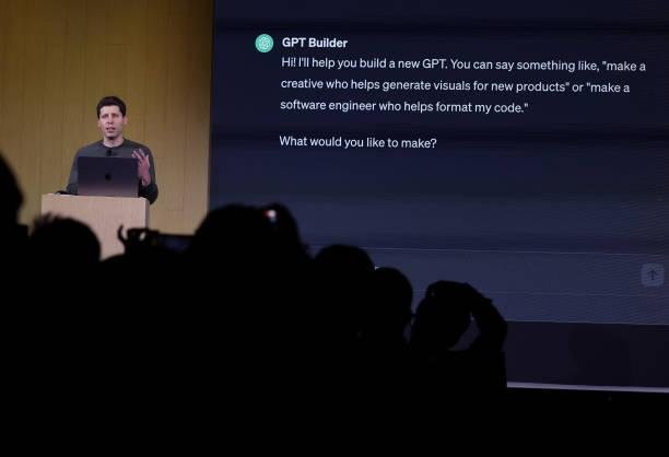 Sam Altman, CEO da OpenAI, apresentando novidades do modelo GPT.
