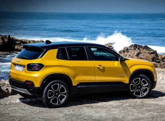 Embora seja bem menor que os irmãos, o Avenger aplica o inegável DNA da Jeep em seu design.