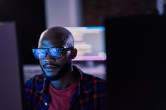 Homem em frente ao computador