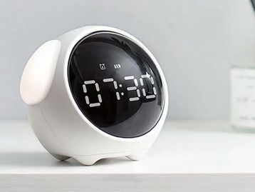 Despertador interativo com expressões, controle de voz e LED por apenas R$ 112 na Shopee; veja