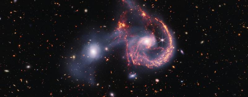 Além de revelar detalhes impressionantes, a imagem do par de galáxias Arp 107 exibe uma aparência que lembra um sorriso.